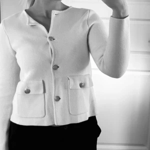 Vit cardigan  - Vit cardigan med knappar  Storlek S 