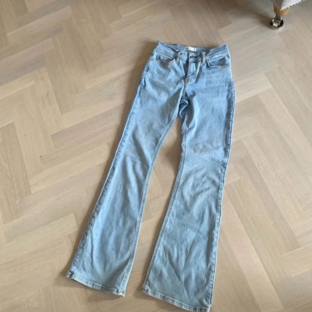 Jeans byxor i storlek 32, köpta från Gina tricot, ord pris. 500kr. Jeans & Byxor.