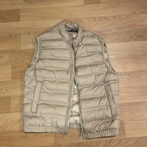 Väst från Zara - Säljer min oanvända väst från Zara, nypris 379kr. Strl: M. Säljer då jag inte använt/använder den.