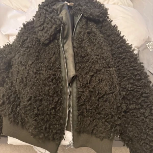 Hm jacka  - Populär jacka från hm super fin nu till vintern bra skick storlek 36 men passar mig som vanligtvis bär 34  