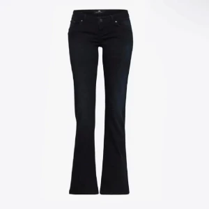 Ltb jeans  - Säljer mina fina ltb valerie då jag har lite mycket kläder💕💕 passar mig i längden som är 180, som nya Inge fel på dom😇 