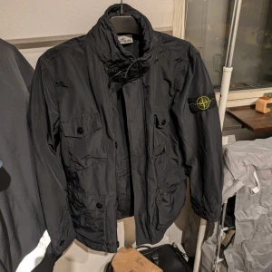 Stone Island Field Jacket - Storlek: M, bör kunna passa S också. Färg: Mörkblå Skick: Bra använt skick. Fraktar endast EJ OG
