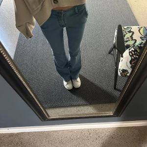 Jeans  - Så fina ljus blåa jeans bra sick!💗 Jag är 170 o de är långa på på mig och är i storlek 34-36🥰