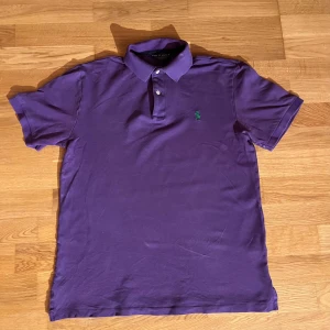 Ralph lauren piké - Säljer en snygg och stilren Ralph Lauren pike i bra skick. Storlek:M. Pris 99kr. Pris 99kr