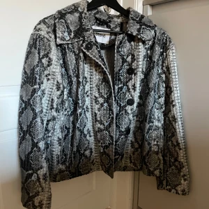 STAND Studio Jacka - Jacka från STAND Studio- inköpt på NK Nyskick, endast använd en gång Nypris ca. 3500kr Passar en XS/S