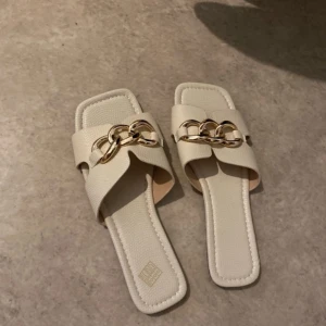Tofflor/ sandaler  - Jätte fina ute tofflor som är perfekta för sommaren 😍 aldrig använda 