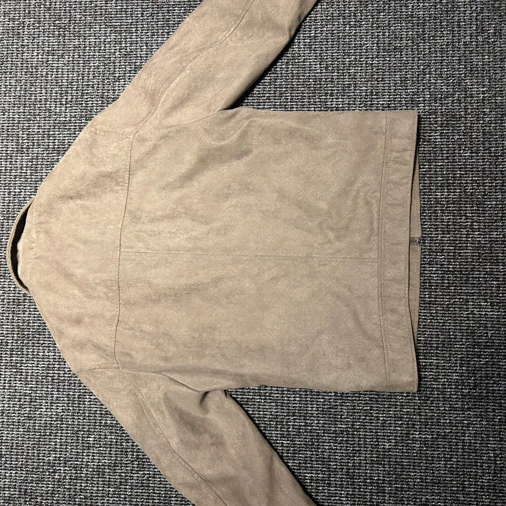 Säljer en snygg beige mockajacka från Jack & Jones i storlek S. Jackan har en dragkedja framtill och två bröstfickor med lock. Perfekt för höst och vår med sin stilrena design och mjuka material. Hör av er vid minsta fundering 🍾. Jackor.