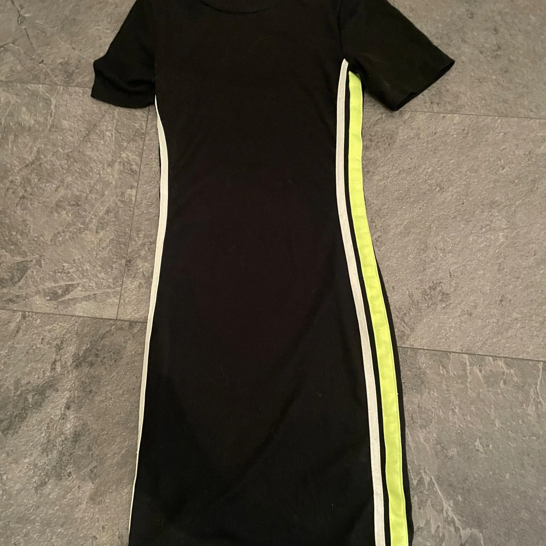 Svart klänning med neongula ränder