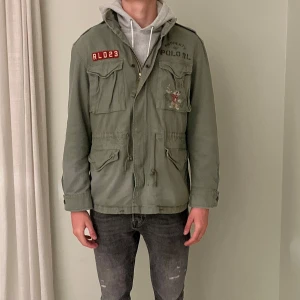 Ralph Lauren fieldjacka  - Säljer denna unika olivgröna fieldjacka från RL. Jackan finns inte på marknaden och är vädligt svår att hitta. Skick: 9,5/10. Storlek: L. Nypris:  6000kr.  Perfekt för hösten. Skriv om det finns frågor ✌️🗣️