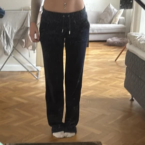 Mörkblåa juicy byxor xs - mörkblåa juicy byxor, inget fel på dom. Dessa har fickor bak🌸 skriv för fler bilder