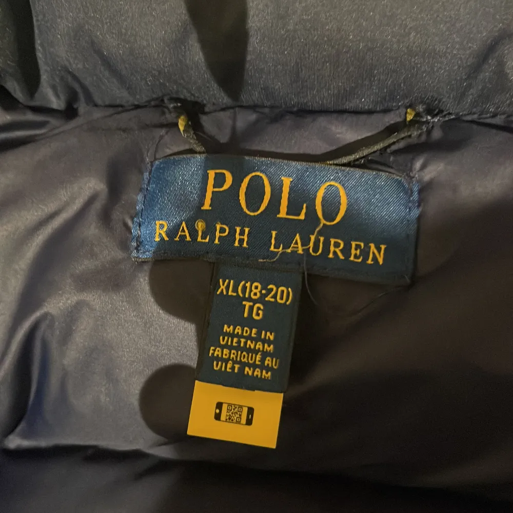 Säljer nu min ralph Lauren väst! Ganska bra skick den är använd en sommar! Kom privat ifall du har några funderingar! Den är XL men passar som M då de är som en barn storlek!. Jackor.