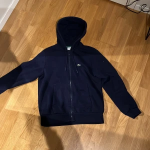 Mörkblå lacoste zip - Köpt i Italien väldigt bra skick sitter mer som storlek s