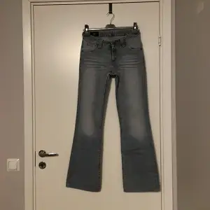 Säljer tyvärr en av mina favorit jeans från Lee, då dem har blivit försmå. Knappt använda alltså i nyskick.