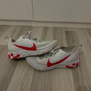 Nike react element 55  - Riktigt snygga och stilrena skor. Använda sparsamt. Båda bra i gymmet och utanför. 
