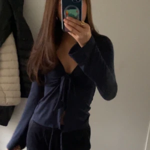 Tie topp  - Trendiga gina tröjan i marinblå, topp skicka använd Max 2 gånger❤️lappen är dock bort riven men annars är den som helt ny, säljer då den inte kommer till användning🍂🍁 pris kan diskuteras