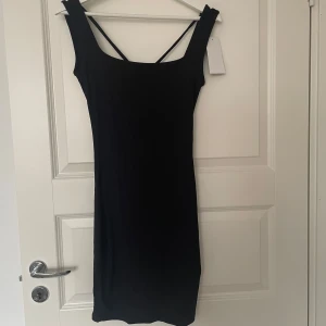 Svart klänning från NA-KD - Aldrig använd Tight kort klänning med detaljer i ryggen
