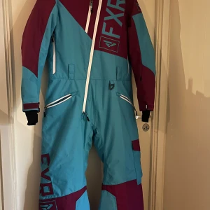 FXR Skoteroverall Dam - Fodrad FXR skoteroverall i storlek 4 (XS) dam. Aldrig använd, endast testad.