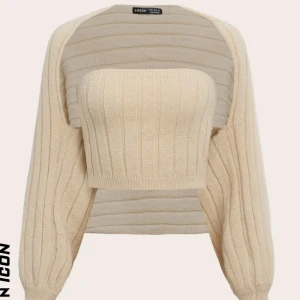 Beige ribbad topp från SHEIN - Säljer en snygg beige ribbad topp från SHEIN. Den har en croppad design med långa ärmar och en stilren look. Perfekt för både vardag och fest! 🧡