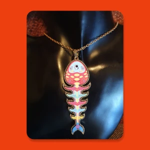 Häftigt halsband Stort Fiskbensskelett - Häftigt Halsband med stort färgglatt fiskskelett oanvänd. Mått på kedjan är: 72 cm, Hänget är 9.5 cm. ✨️Titta igenom alla mina upplagda och köp fler saker i bundle för att spara på frakten och få allt du köpt i ett och samma paket✨️