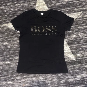 Hugo Boss t-shirt - Mycket bra skick inga fläckar köpt på jhonells. 