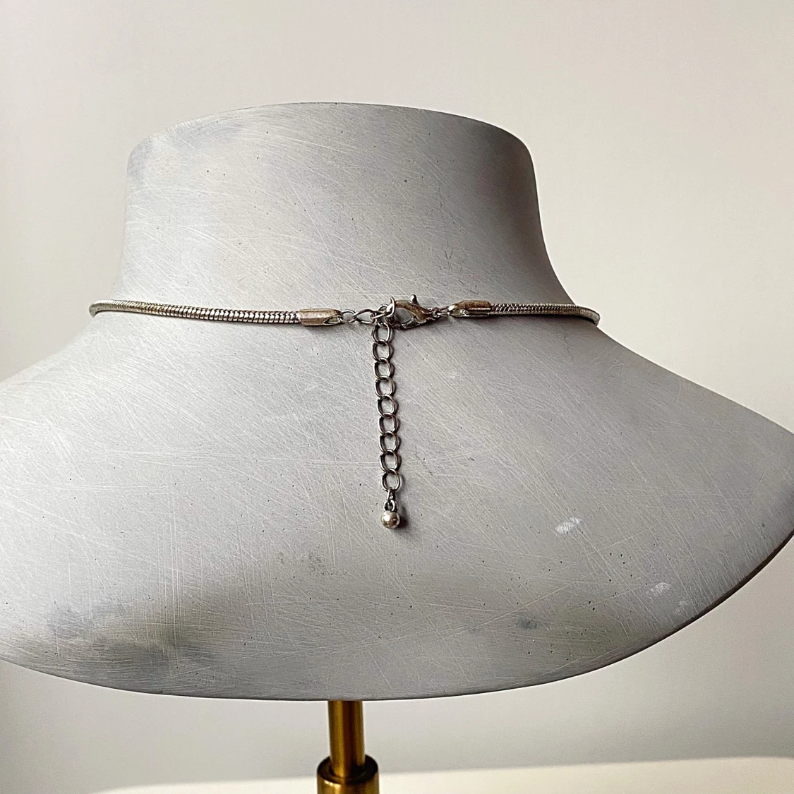 Elegant silverfärgat halsband med dekorativ pärla - 92