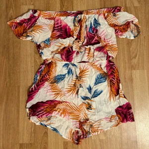 Set - Jag säljer denna fina topp/shorts set i ett somarigt mönster, den är för liten för mig därför används den inte.  Den är även lite öppen i ryggen (kontakta mig för fler bilder på den) 🫶