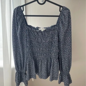 Blommig blus  - Super fin blommig blus/topp från HM. Storlek S❣️ Använd få gånger, som ny!