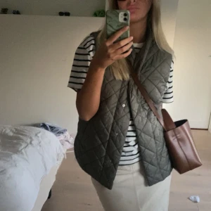 Grön väst - Grön väst från Lindex. Storlek M men passar även mig med xs/s