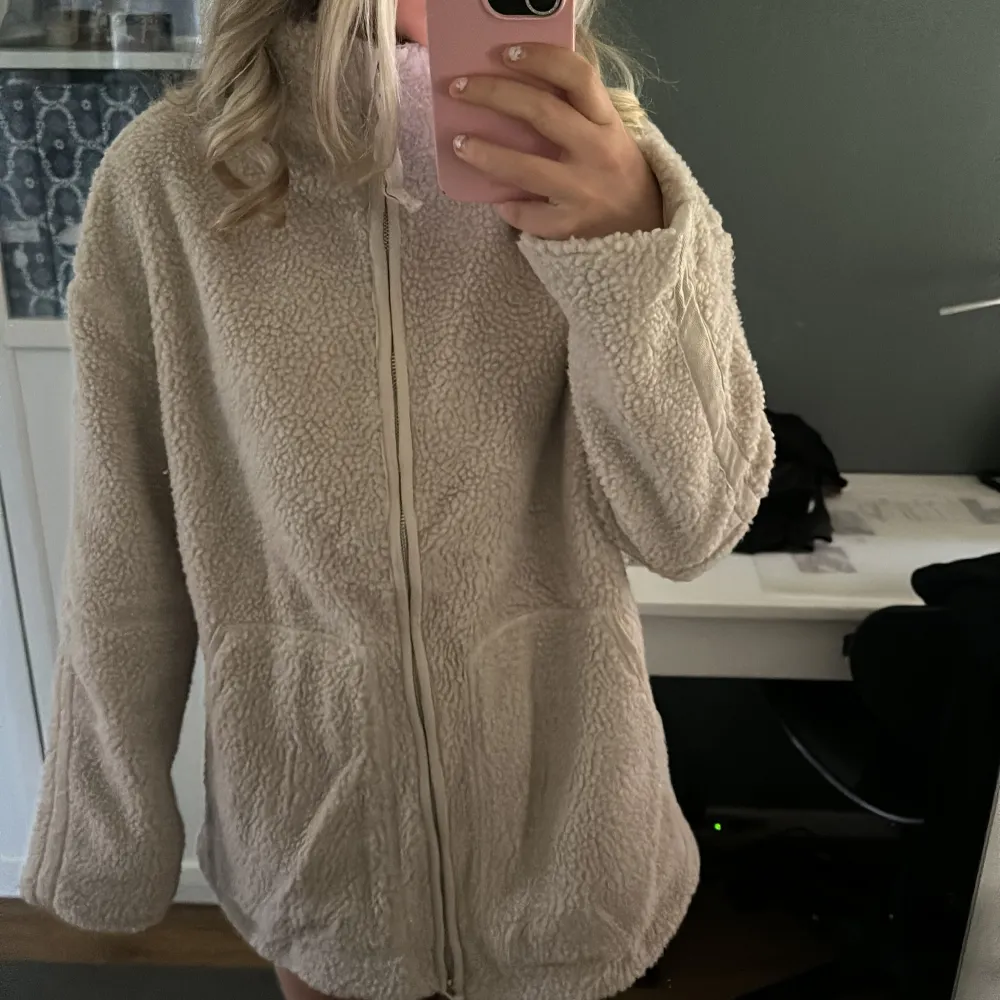 Säljer min Teddy jacka. Ser ut som den från H&M skulle säga att den är ljus beige. . Jackor.