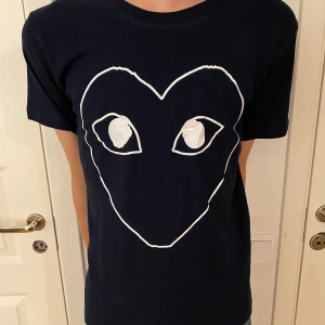 Cdg play T-shirt  - En otroligt fet T-shirt från märket comme des Carçons play. Storlek M. 10/10 skick. Pris går att diskutera.