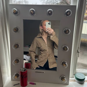 Brunt set från Avora - Säljer detta bruna set från Avora, använd endast en gång och är i nytt skick, sälja då det inte kommer till användning, jackan är i 40 och byxorna är i 38💕nypris 4200kr