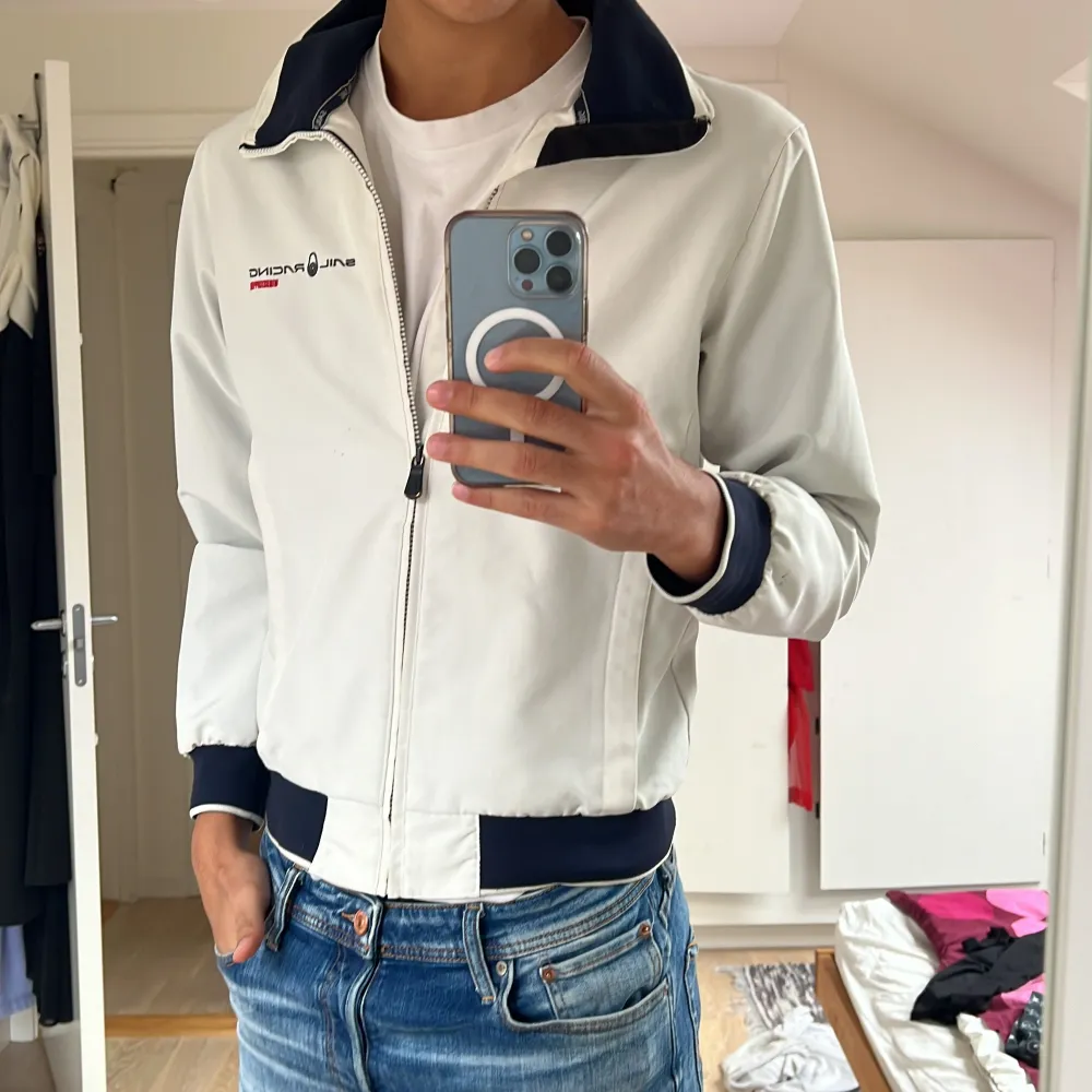 Riktigt snygg sail racing jacka som passar perfekt på höst och vår. Pytteliten flaw som inte syns vid användning. Skriv om du vill ha fler bilder eller så👌Kolla gärna in liknande annonser och följ för mer🤗. Takit.