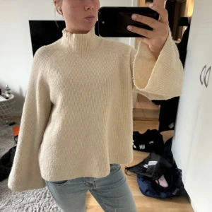 Stickad tröja med krage - Super fin stickad tröja perfekt till hösten från vero Moda, säljs ej längre💞