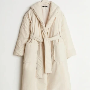 Vinter jacka / kappa  - Supermysig beige kappa med bälte i midjan. Perfekt för kalla höst- och vinterdagar. Oversized o varm! Från gina, helt oanvänd!