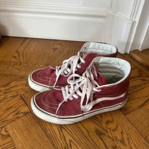 Vans - Super fina Vans. säljer då dom inte kommer till användning, slitna i färgen💗