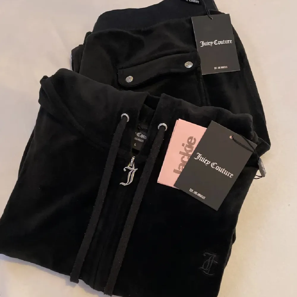 Säljer mitt juicy couture set pga att det ej används och bara ligger i en låda. Storlek L men passar även M beroende på önskad passform. Snöre på byxa saknas & små defekter men absolut inget märkbart. Köpt för 2100kr💕 Skickar fler bilder om så önskas. Övrigt.