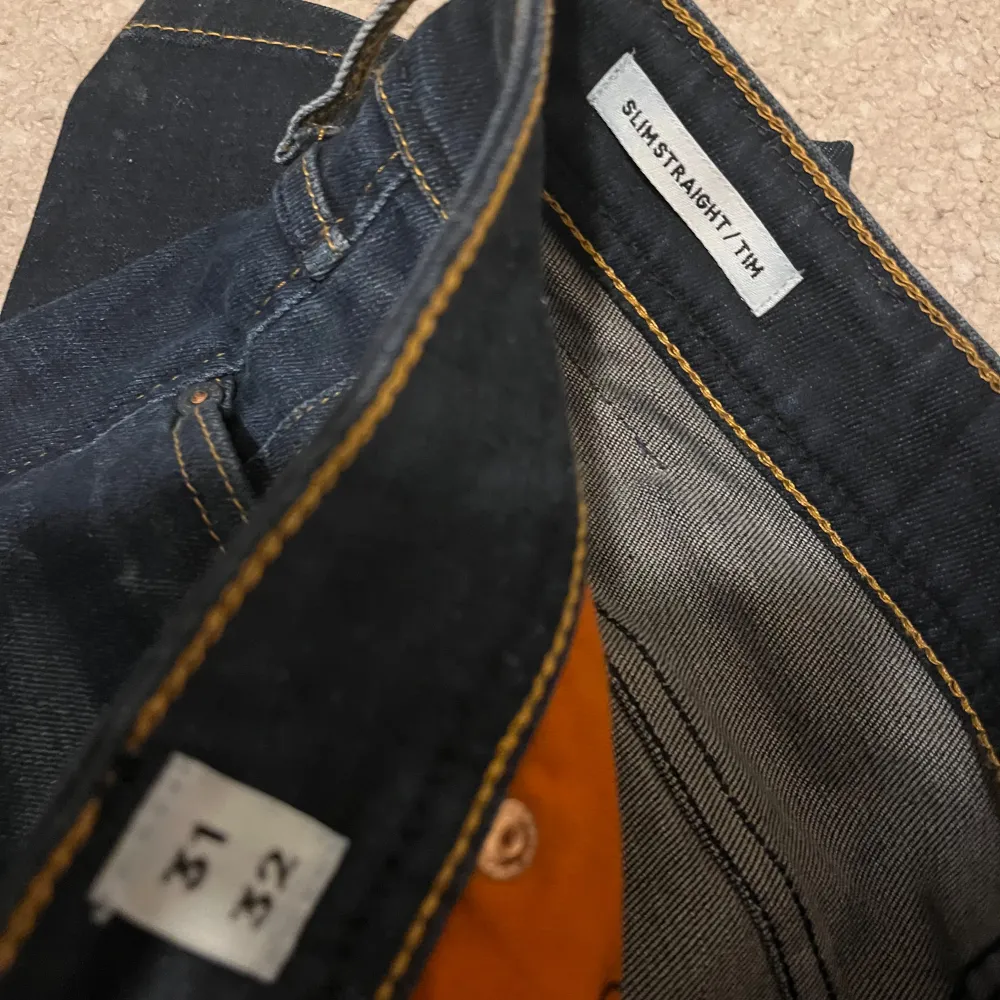 Ett par mörkblåa jeans ifrån jack & Jones i storlek 31/32. 🤩Jeansen är i bra skick och använda få tals gånger. . Jeans & Byxor.