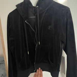 Juciy couture kofta - Stolek S  Dragkedjan har gått av därav priset men går att fixa Enkelt annars är koftan i gott skick