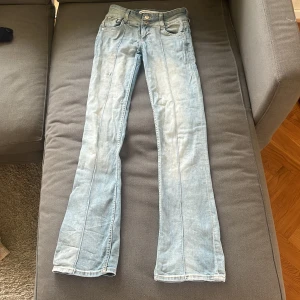 Ljusblå jeans från Bershka - Intressekoll på ett par ljusblå jeans från Bershka i storlek EUR 32. De har en klassisk femficksdesign och är i en snygg bootcut-stil. Perfekta för både vardag och fest! De är i välanvänt skick men fortfarande superbekväma.