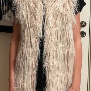 pälsväst - fin pälsväst som är aldrig använd därför i fint skick