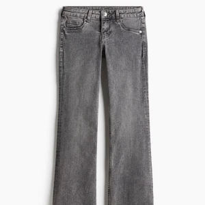 Gråa Bootcut Jeans - Jättefina low waist bootcut jeans från hm, säljer pga för små
