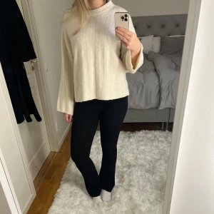 Vit stickad tröja - Säljer denna fina vita stickade tröja ifrån Gina tricot. Den har randigt mönster och är i premium qualitysamt är perfekt nu till hösten