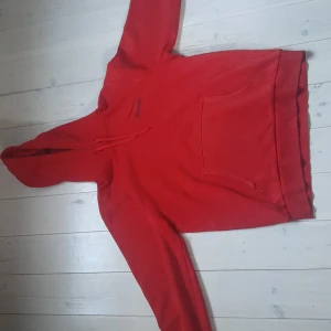 Röd peak performance hoodie - Lite använd med en skada annars i bra skick