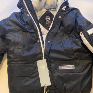 Canada Goose jacka  - Storlek Xl men sitter som L/M. Väldigt bra skick säljer eftersom den inte passade min storlek.