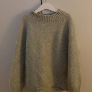 Stickad tröja  - Säljer denna ljus gröna stickade tröja💚💚använd få gånger. Passar mig som vanligtvis har storleken S och Xs