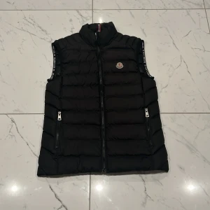 Moncler väst - Storlek S Aldrig använd