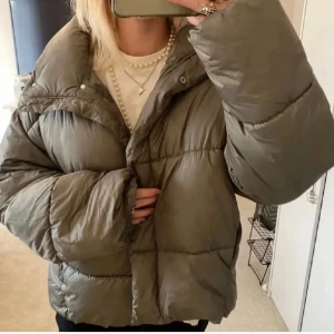 Beige vinterjacka  - Säljer denna as snygga jackan, aldrig använd, skulle säga att den passar s/m 💕💕🥰