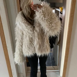 Päls jacka - Hej jag säljer denna jätte fina pälsjackan då den inte passade mig💗 köpte den på plick och den är i jätte bra skick! Skriv om frågor o pris kan diskutera. Lånade bilder!