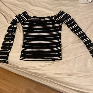 Svart och vit randig tröja - Den är använd ett fåtal gånger och är i bra skick ,jag säljer pga att jag it använder den längre .