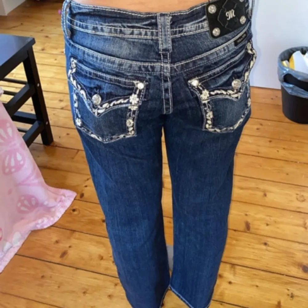 jätte fina miss me jeans som är storlek 28☺️ (Låndade bilder!)  dem sitter lowwaisted. kontakta mig om ni har några frågor<3. Jeans & Byxor.